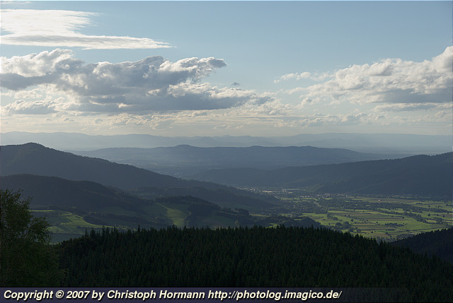 Bild 2: Der Kaiserstuhl an einem relativ klaren Sommertag vom Schwarzwald aus
