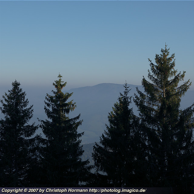 Bild 4: Der Kandel im mittleren Schwarzwald ragt aus dem typischen Herbstnebel