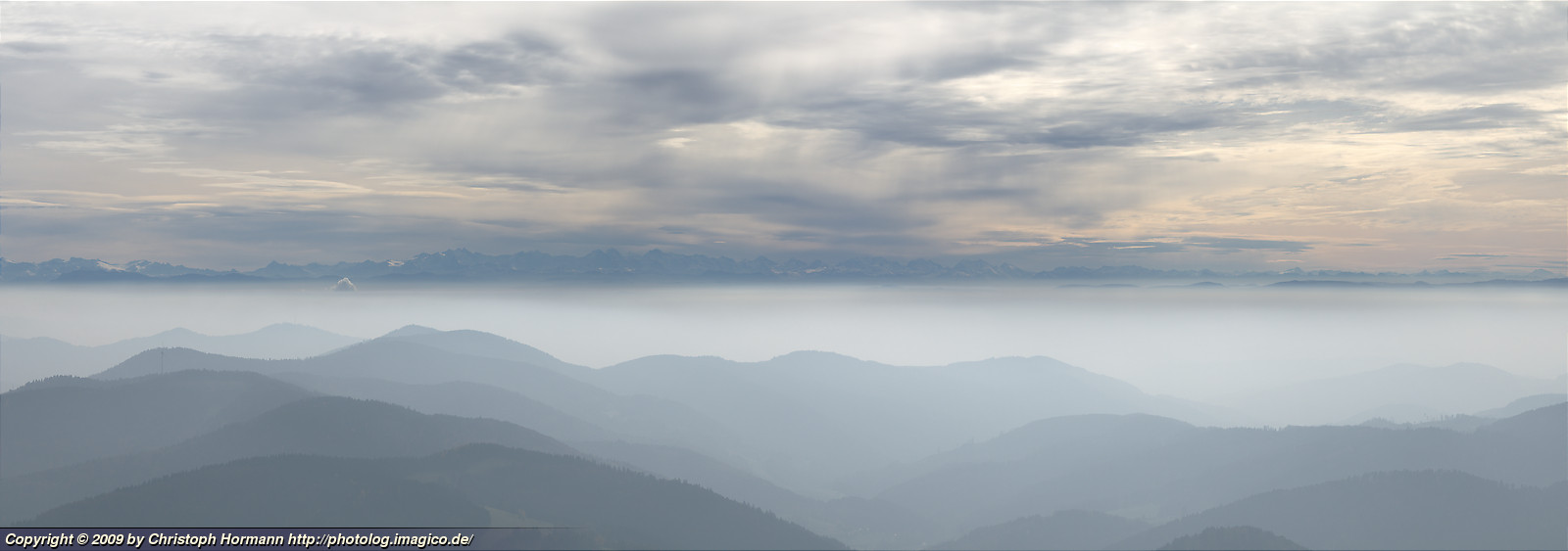 Bild 48: Alpen-Panorama über den Hügeln des südlichen Schwarzwalds